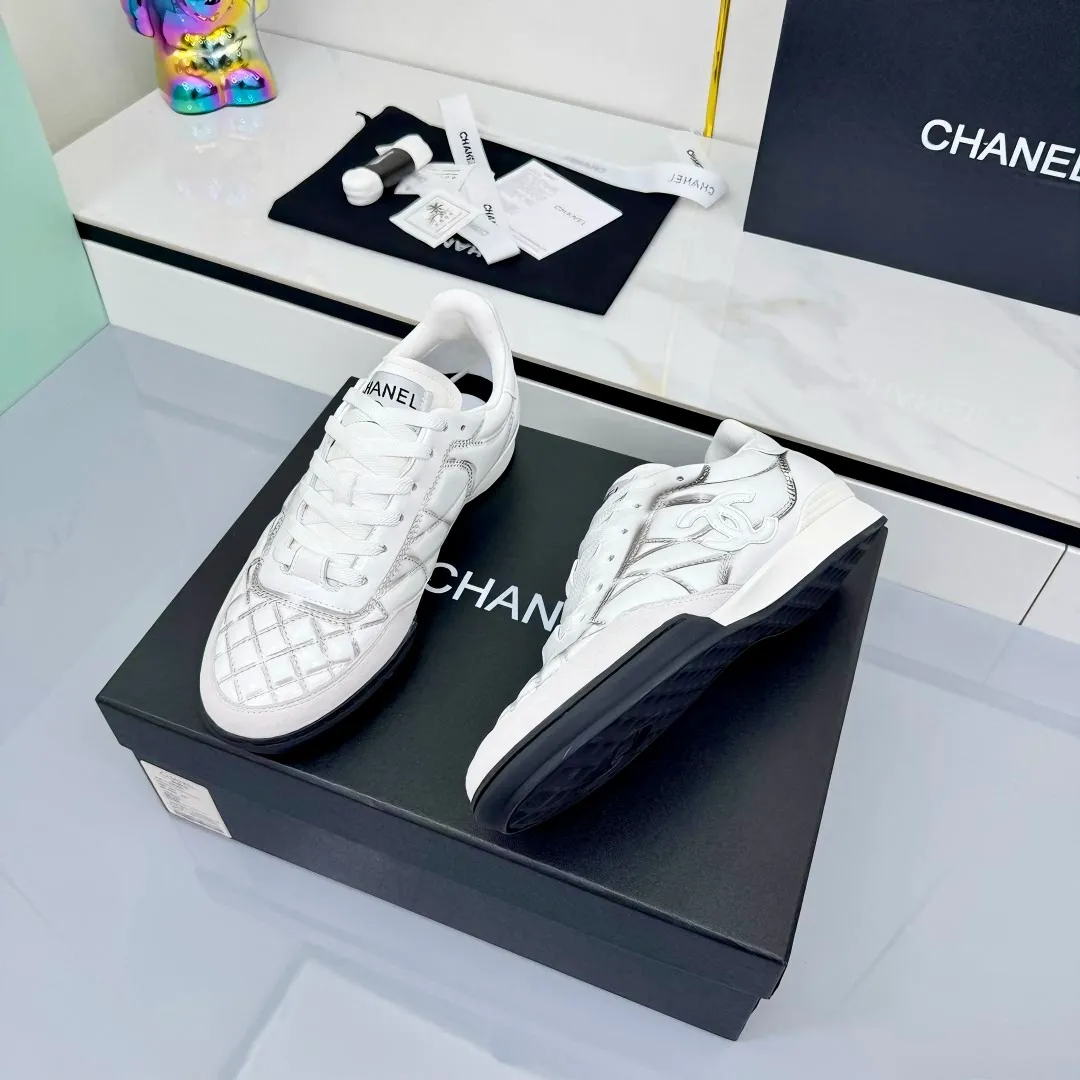 👟👟Ex-factory price 620👟👟 Top version Chanel Chanel - 2025 counter top casual sports shoes This sneaker is a classic design; the upper is electro-embroidered with a variety of techniques; the outsole is fashionable and sporty; it is extraordinary and incorporates a variety of color matching elements... The diversified mix and match is very beautiful and versatile, and can be used for leisure, fashion, sports and outdoor... ꫛꫀꪝ Go➫ Material: ❶Upper is made of: original cowhide ❷Inner lining is made of: original imported sheepskin ❸Outsole is based on: original TPU combination outsole Special counter boutique packaging complete set for women 35–41
